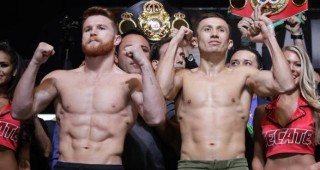 El mexicano Saúl “Canelo” Álvarez (izquierda) y el kazajo Gennady Golovkin posan durante la ceremonia de pesaje previa a su pelea en Las Vegas. (AP John Locher, archivo)