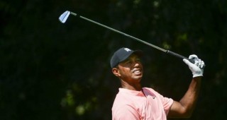 Tiger Woods observa su tiro de salida hacia el hoyo 2, durante la primera ronda del Tour Championship, el jueves 20 de septiembre de 2018, en Atlanta (AP Foto John Amis)