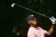 Tiger Woods observa su tiro de salida hacia el hoyo 2, durante la primera ronda del Tour Championship, el jueves 20 de septiembre de 2018, en Atlanta (AP Foto John Amis)