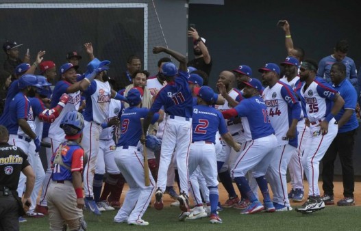 celebracion-dominicana-by-ariana-cubillos-d4b81c35-focus-min0.02-0.25-895-573