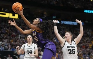 angel-reese-de-lsu-supera-a-monika-czinano-y-mckenna-warnock-de-iowa-durante-la-segunda-mitad-del-juego-de-baloncesto-de-campeonato-de-la-final-four-femenina-de-la-ncaa-2-de-abril-de-2023-en-dallas-ap-darron-cummings