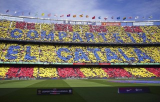 barcelonalos-hinchas-del-b-expresan-un-mensaje-a-favor-del-idioma-catalan-durante-el-partido-contra-el-atletico-de-madrid-el-23-de-abril-de-2023-en-el-estadio-camp-nou-ap-joan-mateu-c6bdf895-focus-min0.02-0.37-895-57